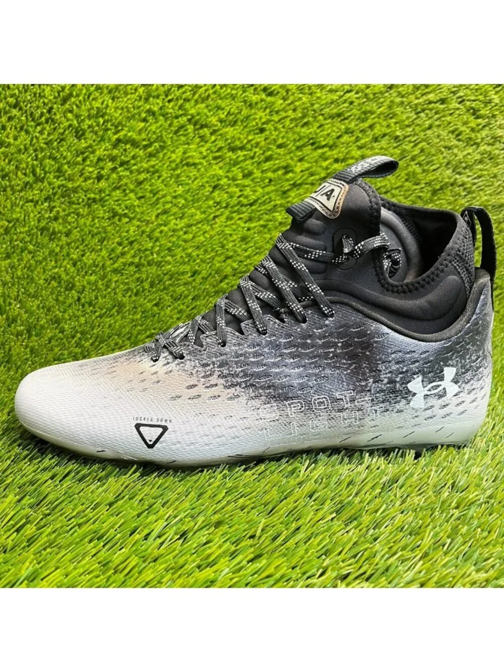 Under Armour Spotlight Lux MC 2.0 Mens Size 10.5 Black White Football Cleats